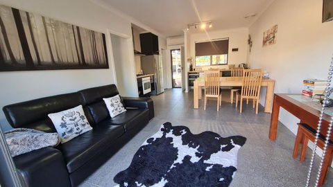 Red Ochre - Large Apartment With Private Courtyard - Tourism Townsville 0