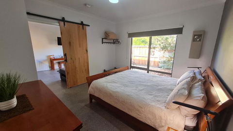 Red Ochre - Large Apartment With Private Courtyard - Tourism Townsville 2