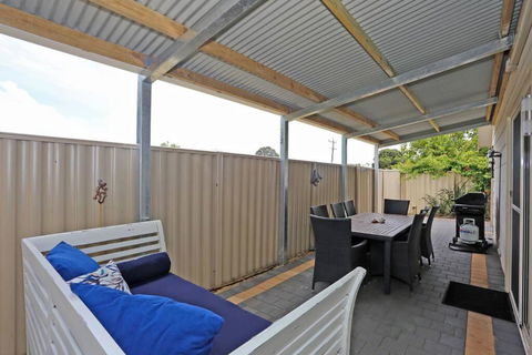 Relax At Falcon By The Bay - Tourism Townsville 3