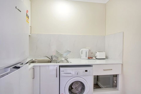 Renovated Stylish Studio - Tourism Townsville 3