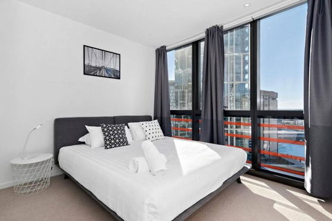 Resort-style Docklands Riverview Stay With Parking - Tourism Townsville 1