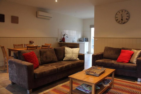 River Rock Cottage Centrally Located And Dog Friendly - Tourism Townsville 0