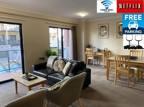 RIVERSIDE CITY VIEW PARKING NETFLIX WIFI WINE FREE - Tourism Townsville 0