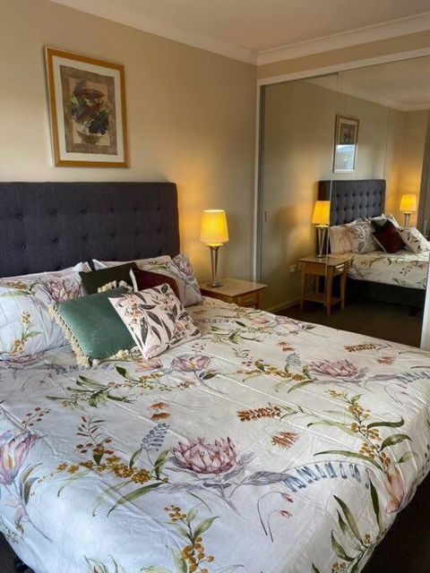 RIVERSIDE CITY VIEW PARKING NETFLIX WIFI WINE FREE - Tourism Townsville 1