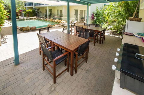SAILS 9 Beachfront Getaway Horseshoe Bay - Tourism Townsville 3