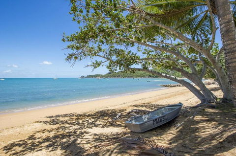 SAILS 9 Beachfront Getaway Horseshoe Bay - Tourism Townsville 1