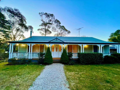 Rocky Mountain Cottage - Tourism Townsville 0