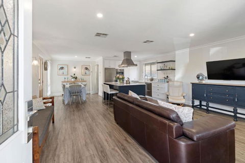 Rose Cottage 3B Hutchinson St Goolwa - Linen Included - Tourism Townsville 2