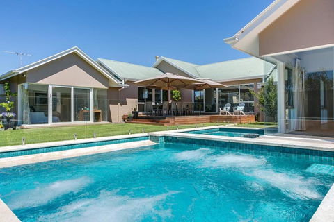 Royadie Resort - Pool Spa Tennis 500m To Beach - Tourism Townsville 0
