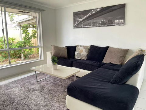 Runaway Bay Family Haven With 4beds - Tourism Townsville 0