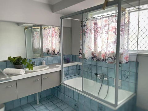 Runaway Bay Family Haven With 4beds - Tourism Townsville 2