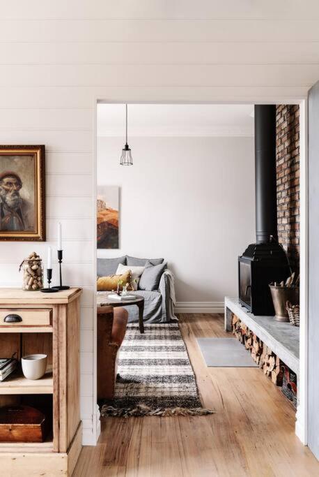 Sailors Whisk, Luxurious Restored Antique Cottage - Tourism Townsville 1