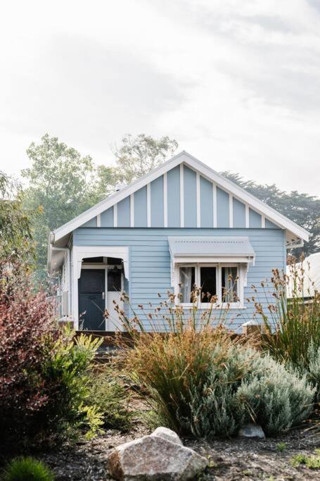 Sailors Whisk, Luxurious Restored Antique Cottage - Tourism Townsville 0