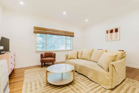 Salmon Calm - Trendy Velvet Allure By Albert Park - Tourism Townsville 2