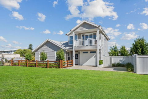 SALTAIR Beach House Right In Town - Tourism Townsville 0