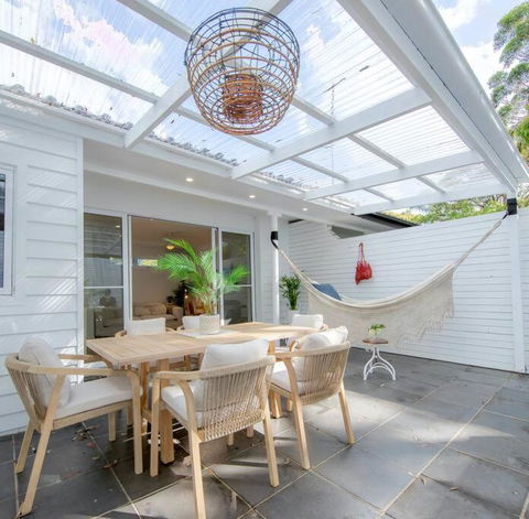 SALTY SNOOZE - Your Coastal Holiday House - Tourism Townsville 0