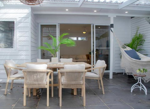 SALTY SNOOZE - Your Coastal Holiday House - Tourism Townsville 1