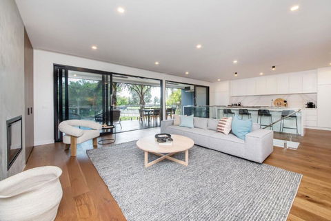 Sandringham Sunshine Escape - Tourism Townsville 0