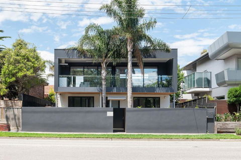Sandringham Sunshine Escape - Tourism Townsville 2