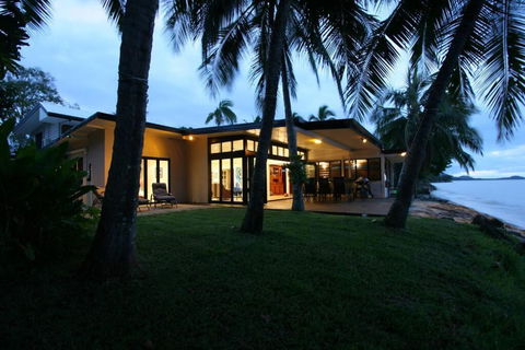 Sandcastle Retreat - Absolute Cairns Beachfront - Tourism Townsville 2