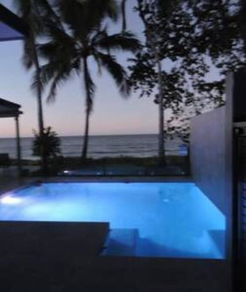 Sandcastle Retreat - Absolute Cairns Beachfront - Tourism Townsville 1