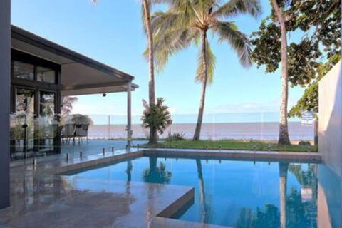 Sandcastle Retreat - Absolute Cairns Beachfront - Tourism Townsville 0