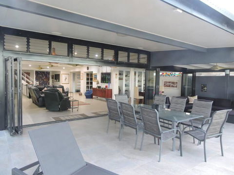 Sandcastle Retreat - Absolute Cairns Beachfront - Tourism Townsville 3