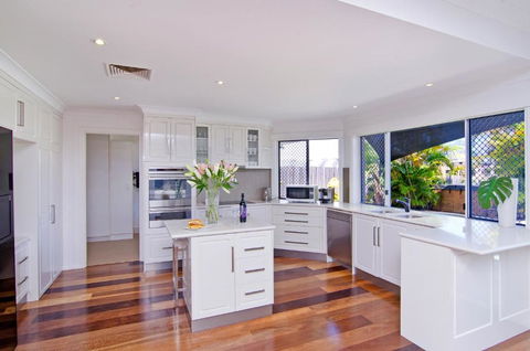 SEACLUSION 5 Bed Waterfront, Sleeps 12 - Tourism Townsville 1