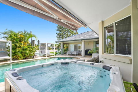 SEACLUSION 5 Bed Waterfront, Sleeps 12 - Tourism Townsville 3