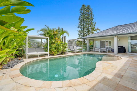 SEACLUSION 5 Bed Waterfront, Sleeps 12 - Tourism Townsville 2