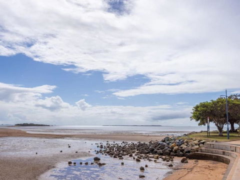 Seaside Modern And Luxurious Mansion With Pool - Tourism Townsville 3