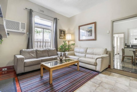 Spacious Urban Delight In Coburg - Tourism Townsville 0