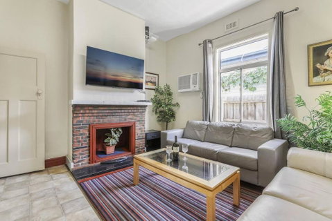 Spacious Urban Delight In Coburg - Tourism Townsville 1