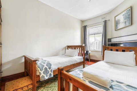 Spacious Urban Delight In Coburg - Tourism Townsville 3