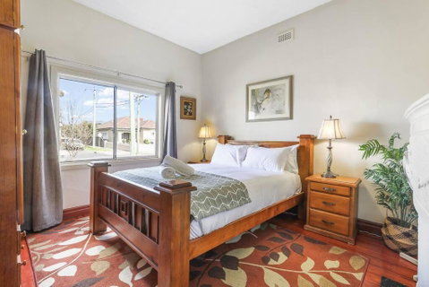 Spacious Urban Delight In Coburg - Tourism Townsville 2