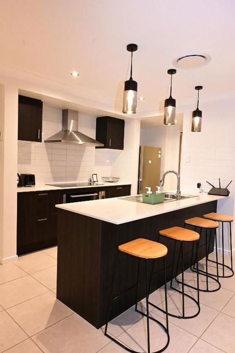Spacious 4 Bedroom Retreat Fully Air Conditioned - Tourism Townsville 0