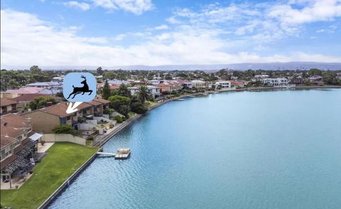 Stunning Lake View Townhouse-Dream Staycation - Tourism Townsville 0