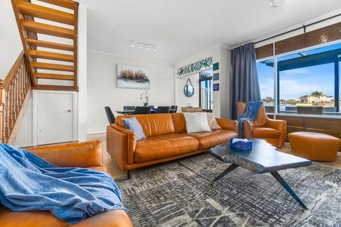 Stunning Lake View Townhouse-Dream Staycation - Tourism Townsville 2