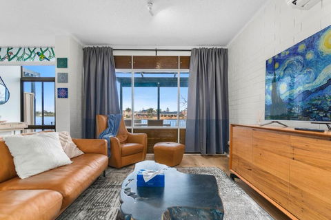 Stunning Lake View Townhouse-Dream Staycation - Tourism Townsville 3