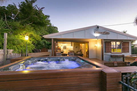 Beachside Cottages - Tourism Townsville 0