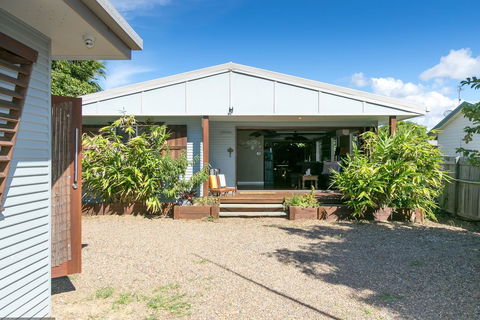 Beachside Cottages - Tourism Townsville 2