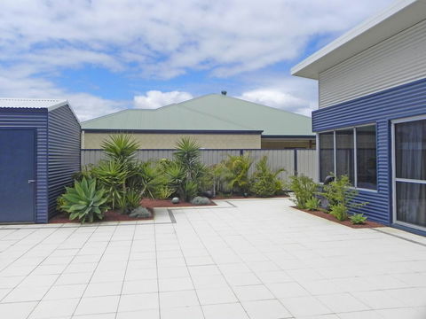 Beautifully Appointed Large Family Home - Tourism Townsville 2