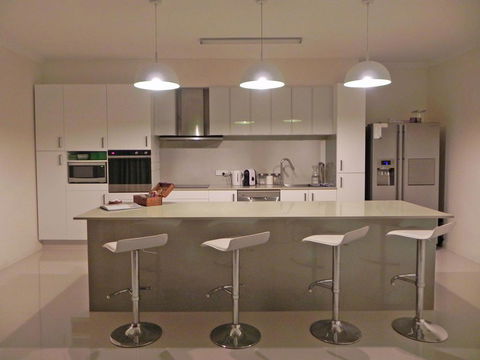 Beautifully Appointed Large Family Home - Tourism Townsville 0