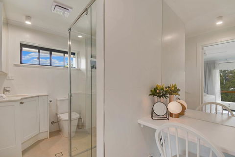 BEAUTIFULLY RENOVATED OCEANSIDE APARTMENT - Tourism Townsville 3