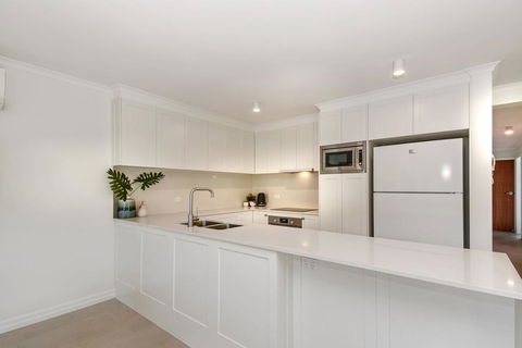 BEAUTIFULLY RENOVATED OCEANSIDE APARTMENT - Tourism Townsville 2