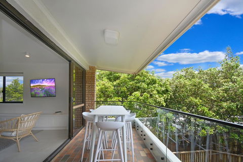 BEAUTIFULLY RENOVATED OCEANSIDE APARTMENT - Tourism Townsville 1