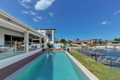 Belle Of Broadbeach - Tourism Townsville 0