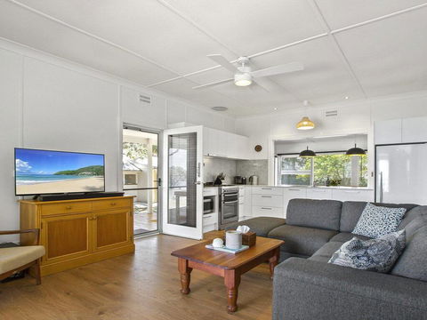 Bellevue - Overlooking Serene Lake Woolumboola - Tourism Townsville 3