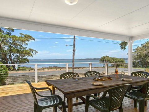Bellevue - Overlooking Serene Lake Woolumboola - Tourism Townsville 0
