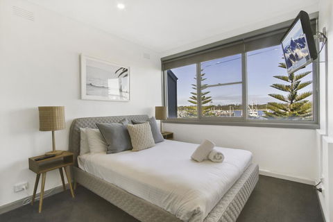 Bellevue On The Lakes - Tourism Townsville 3